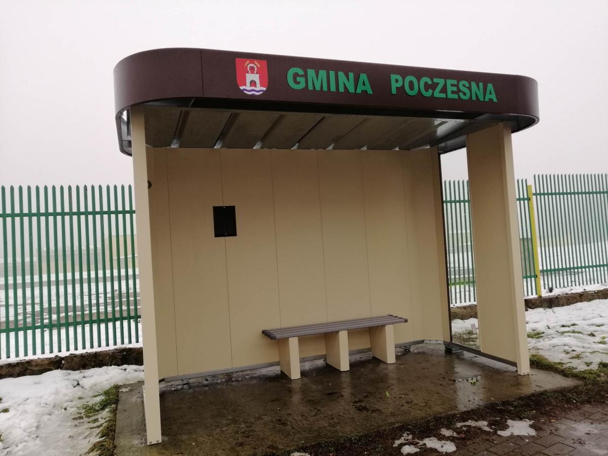 Gmina Poczesna zakupiła i zamontowała nowe wiaty przystankowe.